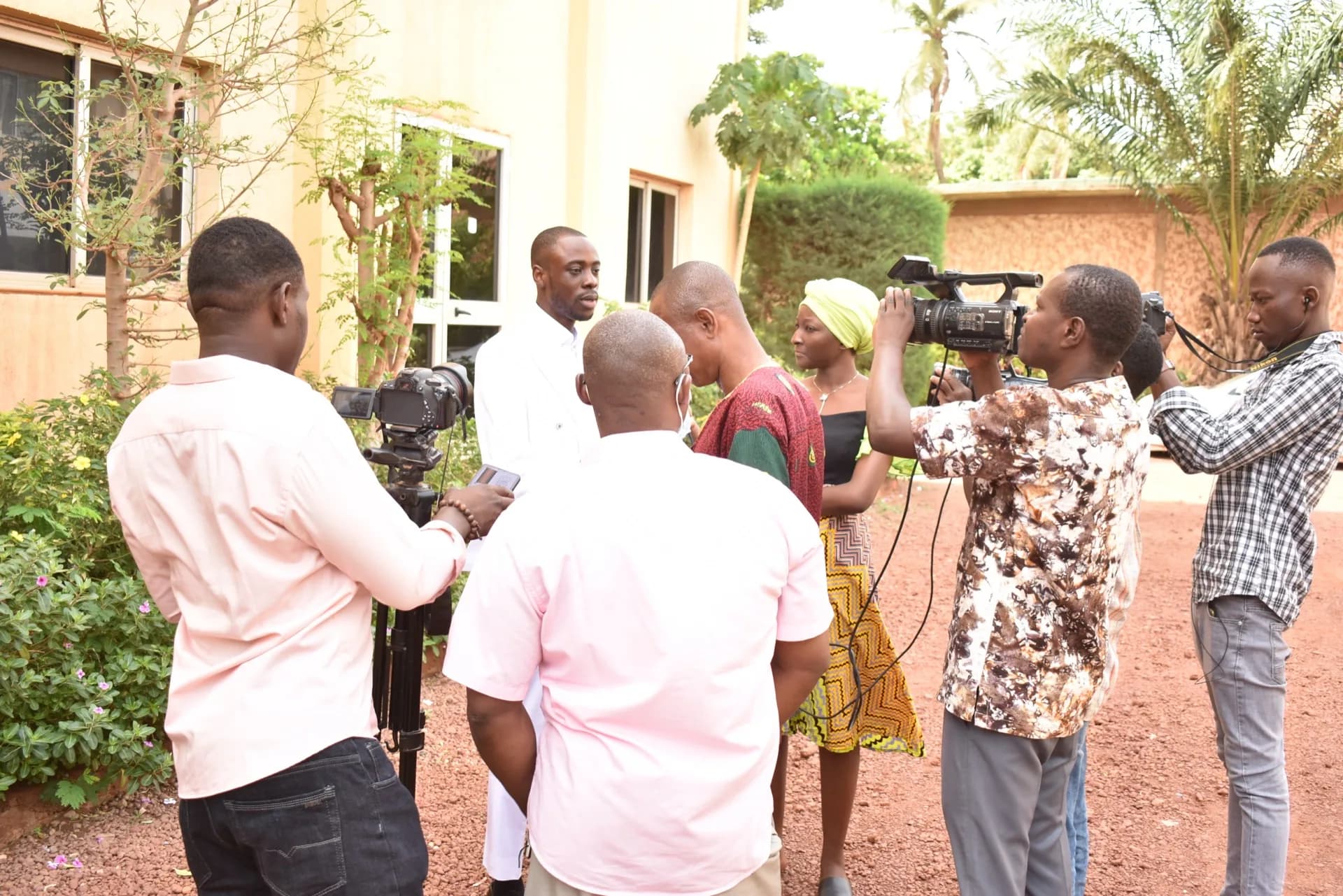 Scène média : cameramen et journalistes autour du PDG FasoBIM