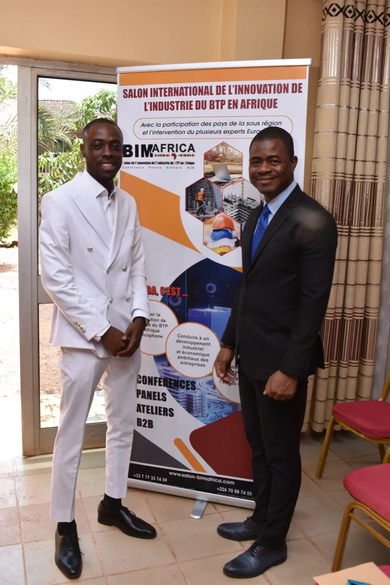 Fabrice YANGANE et partenaire devant la bannière SALON INTERNATIONAL DE L'INNOVATION DU BTP