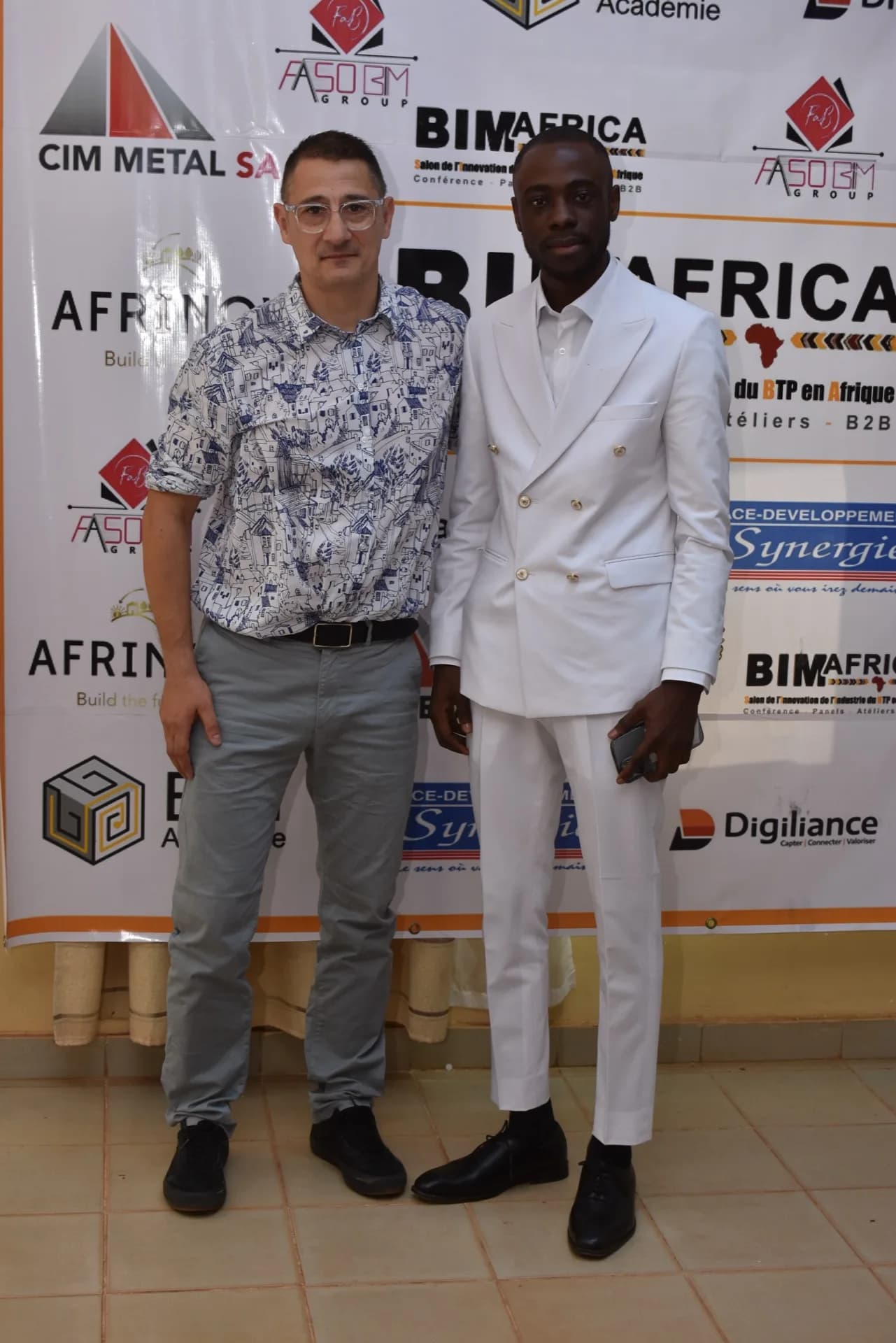 Fabrice YANGANE et expert international devant les bannières CIM METAL SA et BIMAFRICA