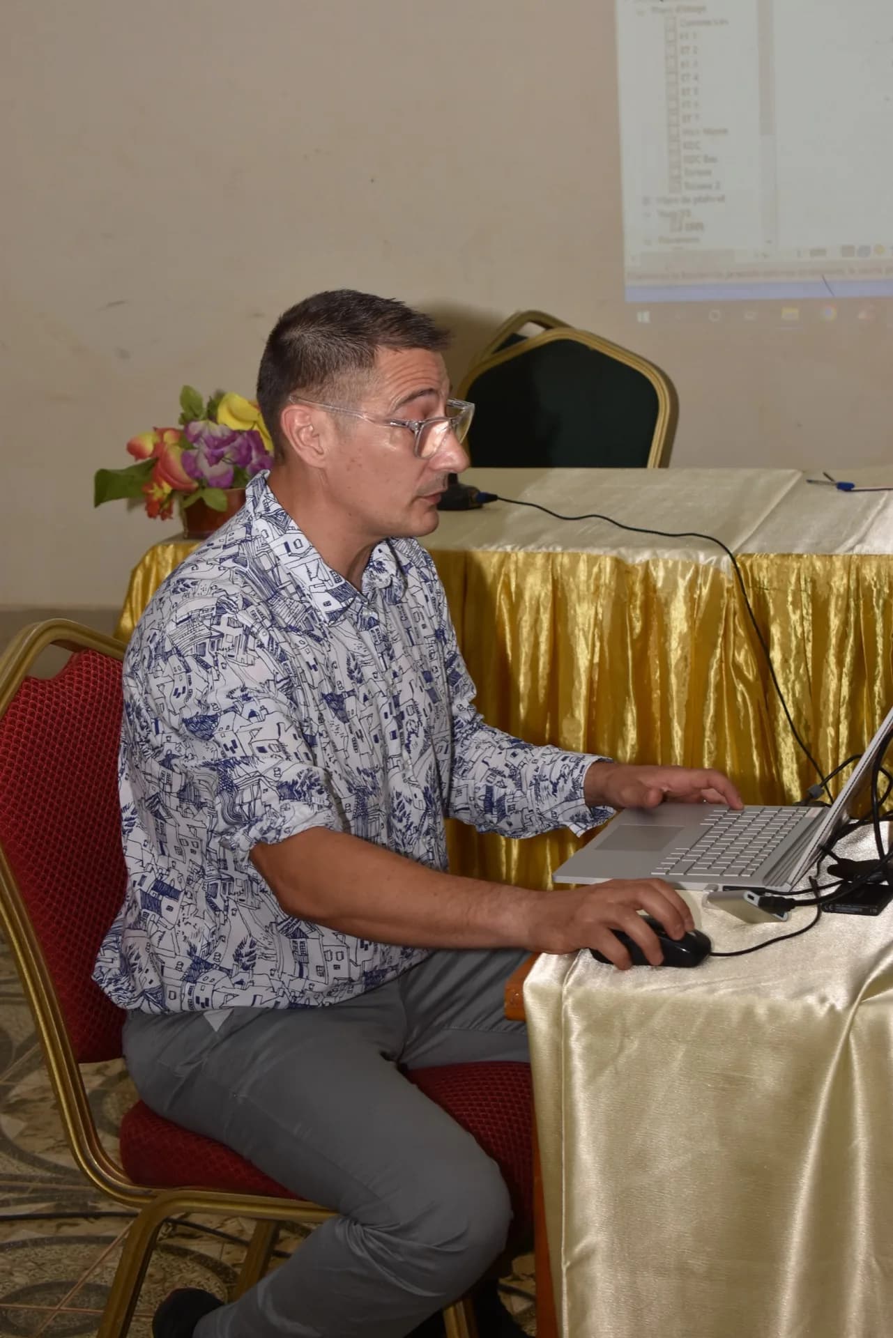 Panéliste international préparant son intervention